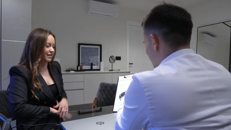 Dentalni marketing – povjerenje pacijenata Razgovor liječnika i pacijentice tijekom konzultacija